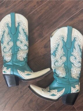 Corral Size 5 Turquoise and Cream Wing Tip Studded Leather Boots
